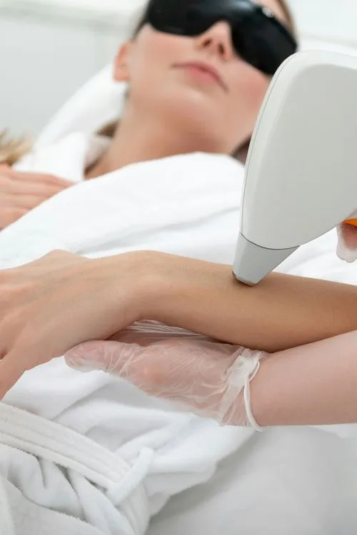 Karvaeemaldus masinatega: laser, IPL või hoopis elektrolüüs? – Aus vastus, mida päriselt oodata