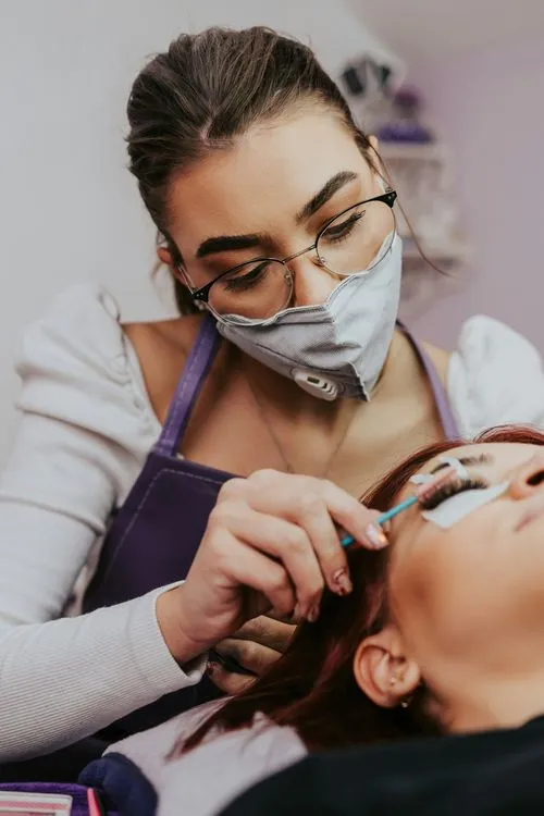 Ripsmepikendused vs ripsmeseerum: kumb valida?
